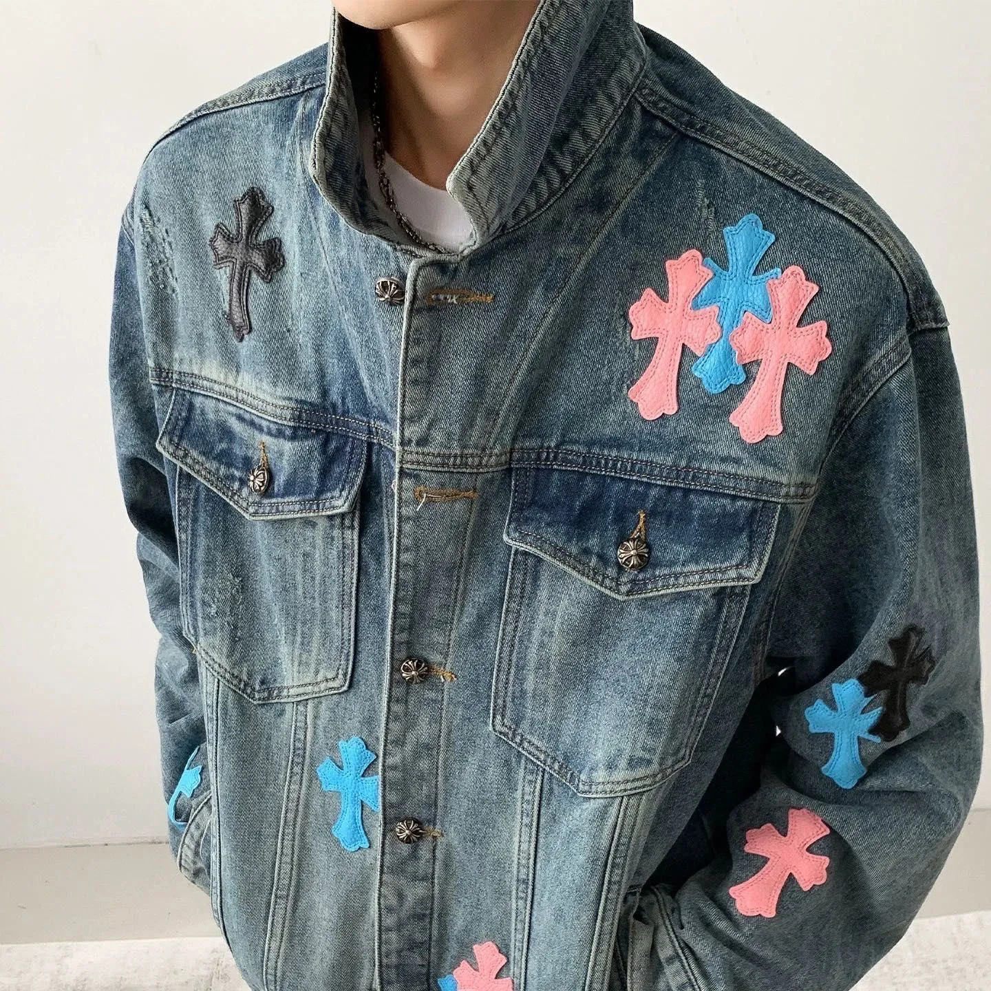 P270 💰 Chrome Hearts Chrome Hearts leather cross patch color leather embroidered shirt denim jacket OS version can be worn by both men and women! The fabric is made of twill gauze cotton fabric! The texture is clear and smooth, not easy to wrinkle or fade! The embroidery process is complex and repetitive. There are more than 20 leather labels. It takes 6 repeated embroidery steps to complete the back body. The requirements for the embroidery machine are very strict, and the distance is 45 cm! It won’t work if the spacing is too big, and it won’t work if it’s too small! We make clothes with care, and every detail must be restored one to one! The hardware is all carved and cast, and they are all genuine from the original factory! This piece of clothing consumes a lot of material, with more than 3 meters of material used for one piece of clothing! After the garment is made, it needs to be fixed at high temperature, washed at a water temperature of more than 70 degrees, and softened by adding softener to make the upper body softer and smoother! There is a flap on the sleeve that can be stored into short sleeves! Adapt it to that understanding Color: Blue Size: S-M-L-XL